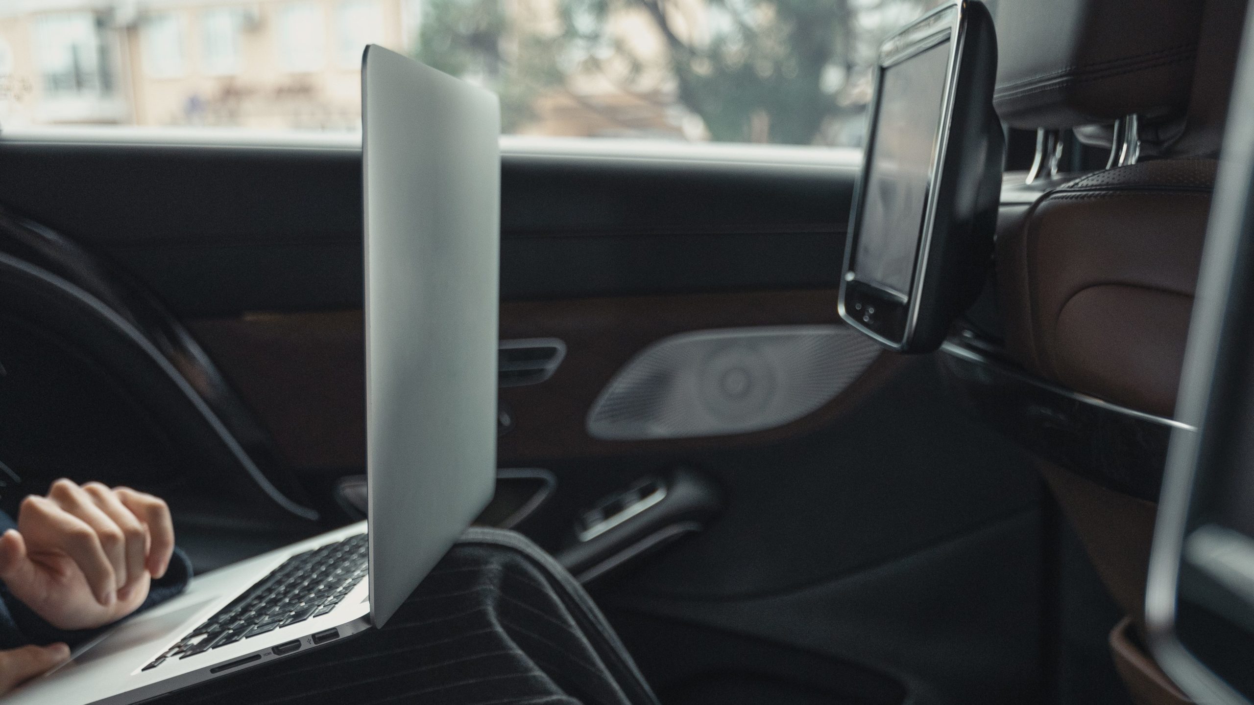 how to charge laptop in car