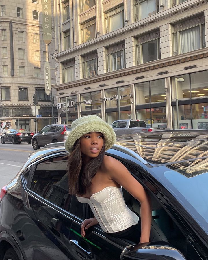 23 Super Cute Car Poses For Women & Girls